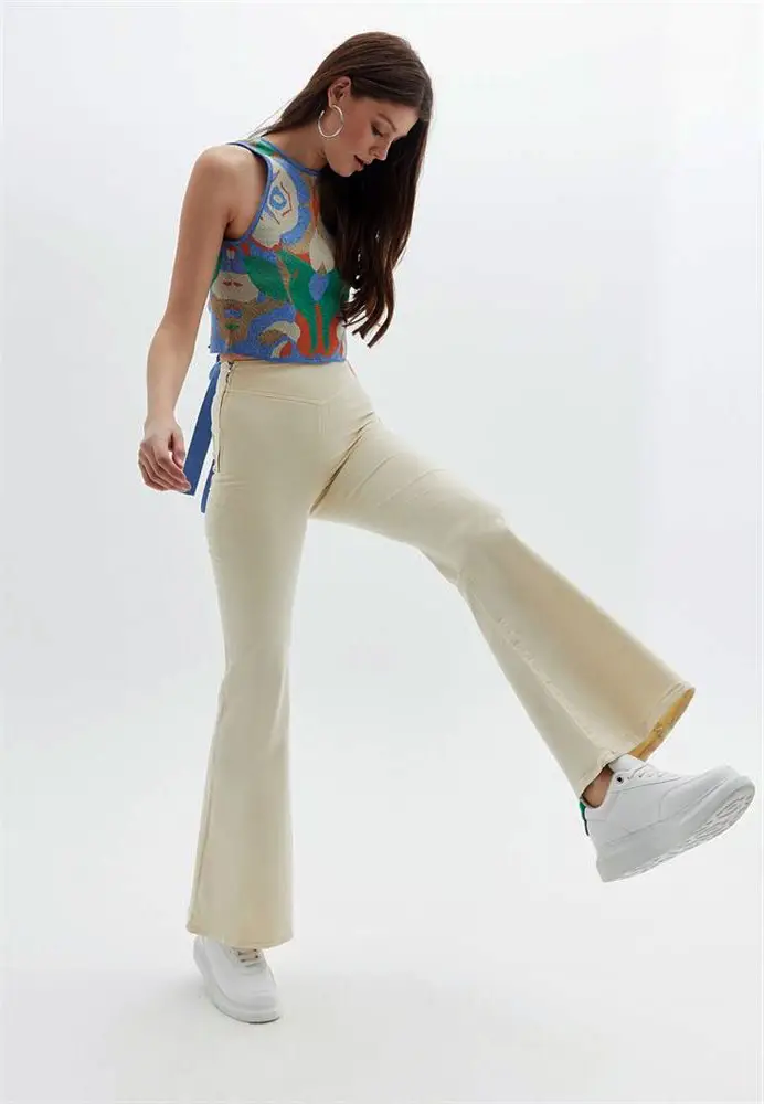 موی بلند شلوار فلر کرم تاپ کوتاه رنگی کفش راحتی سفید